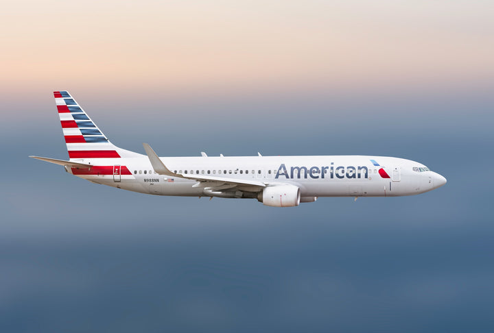 ¿Cómo comunicarme con American Airlines en Colombia?